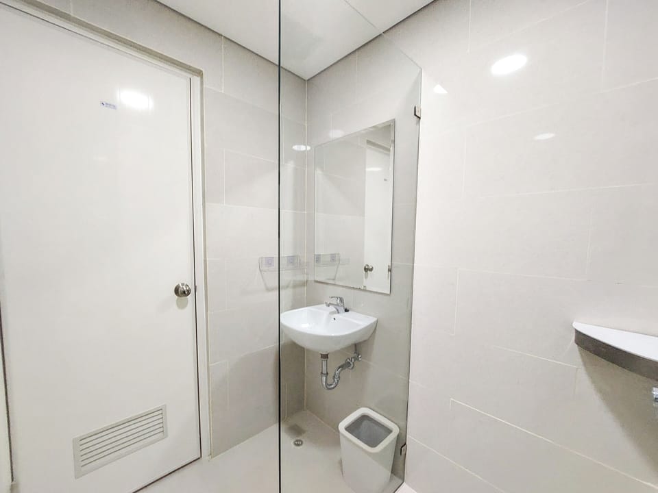 Deluxe Studio (queenbed) | Bathroom | Shower, free toiletries, towels