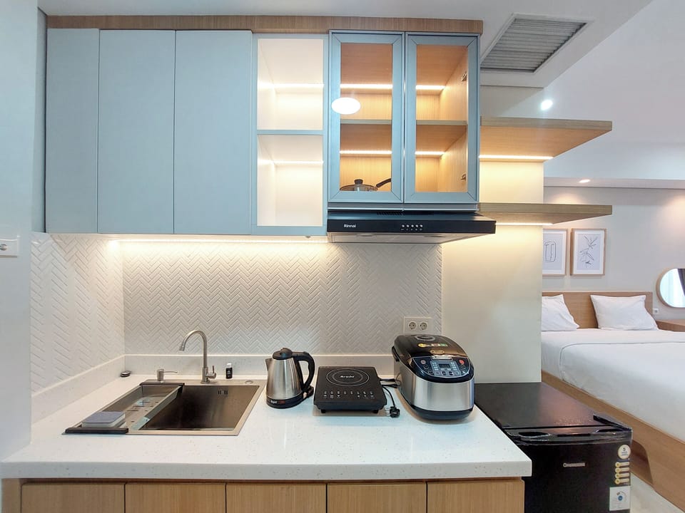 Deluxe Studio (queenbed) | Private kitchen