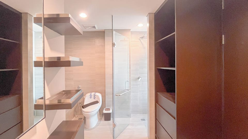 Deluxe Apartment (kingbed) | Bathroom | Separate tub and shower, free toiletries, towels