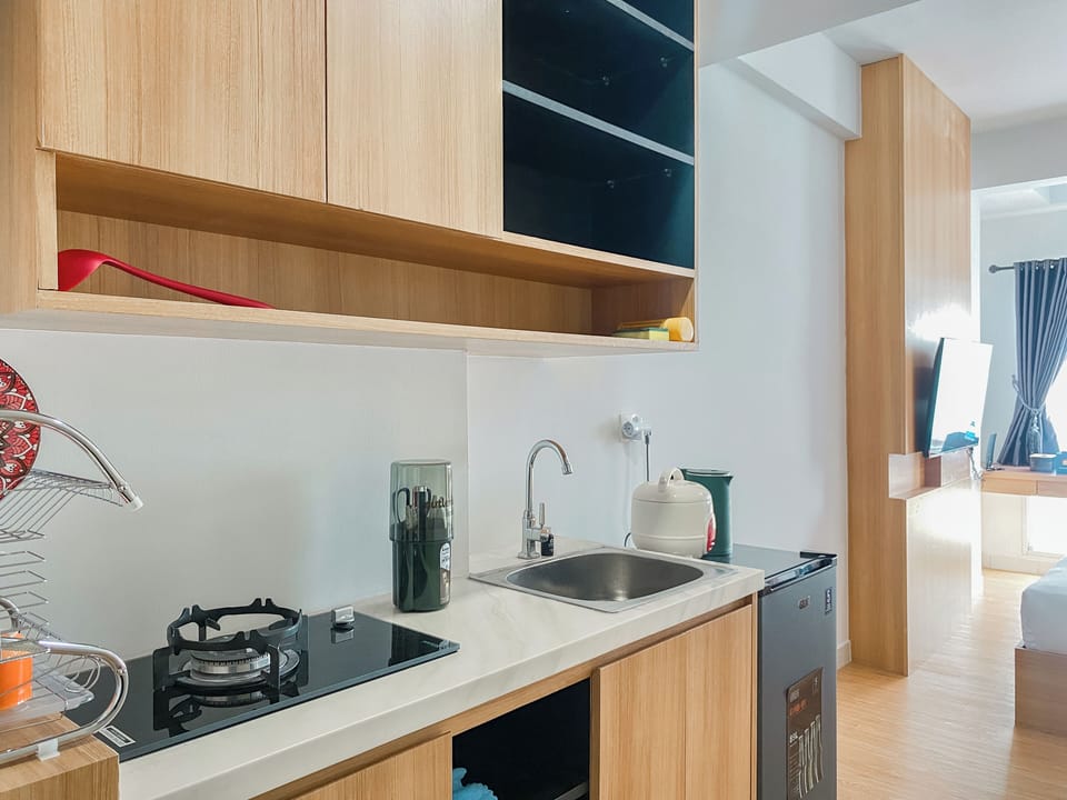 Deluxe Studio (queenbed) | Private kitchen