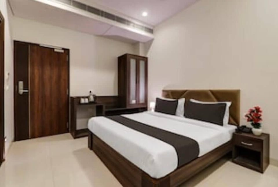 Deluxe Double or Twin Room, City View | Desk, laptop workspace, iron/ironing board, free WiFi