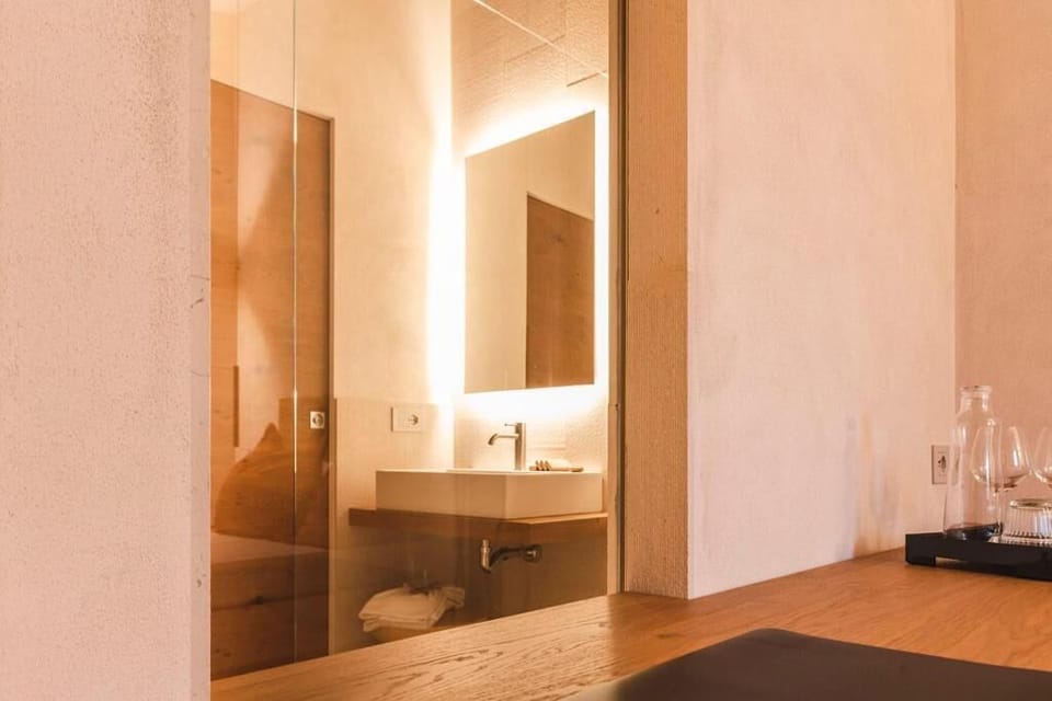 Deluxe Double Room | Bathroom | Shower, free toiletries, hair dryer, towels