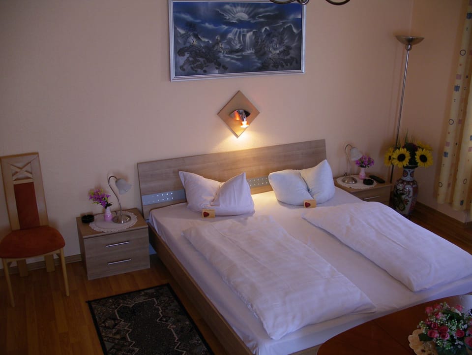 Double or Twin Room | Desk, blackout drapes, soundproofing, iron/ironing board