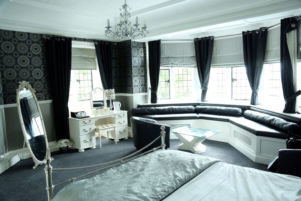 Executive Double Room | Desk, WiFi (free), bed sheets