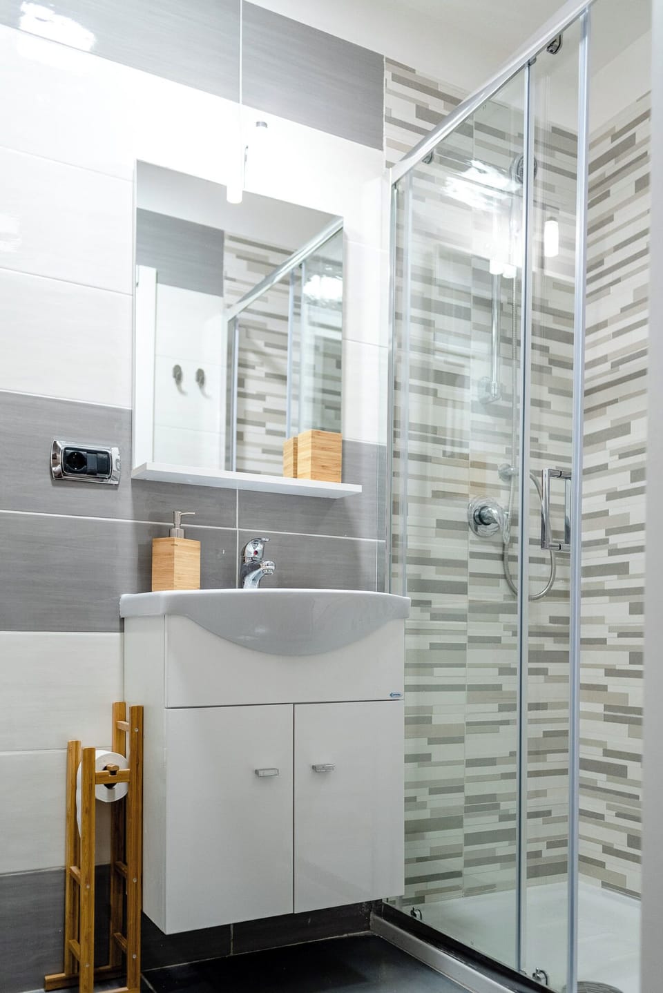 Classic Double Room, Garden View | Bathroom | Shower, slippers, bidet, towels