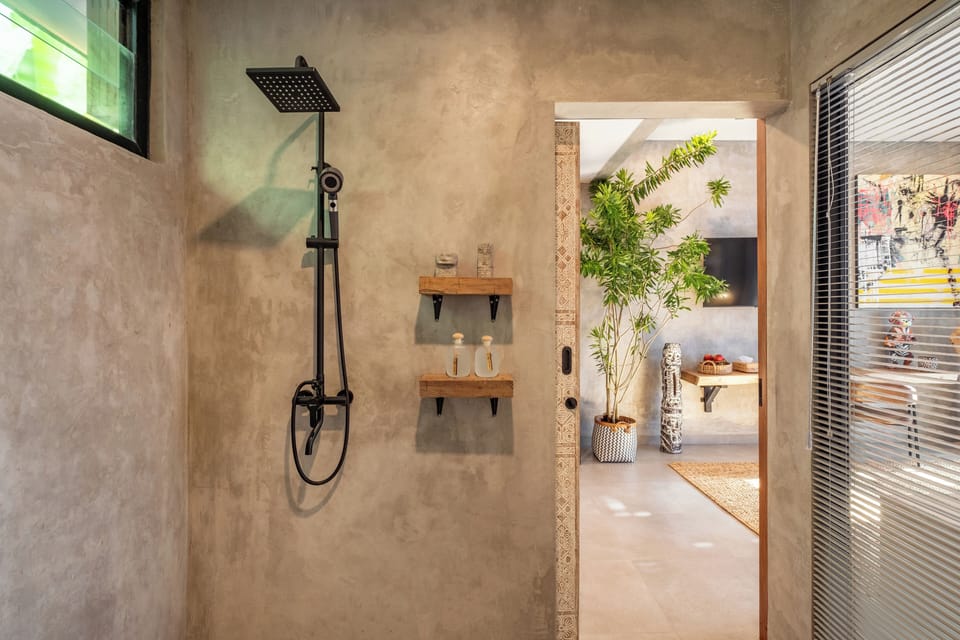 Gallery Room | Bathroom | Shower, hair dryer, towels, soap