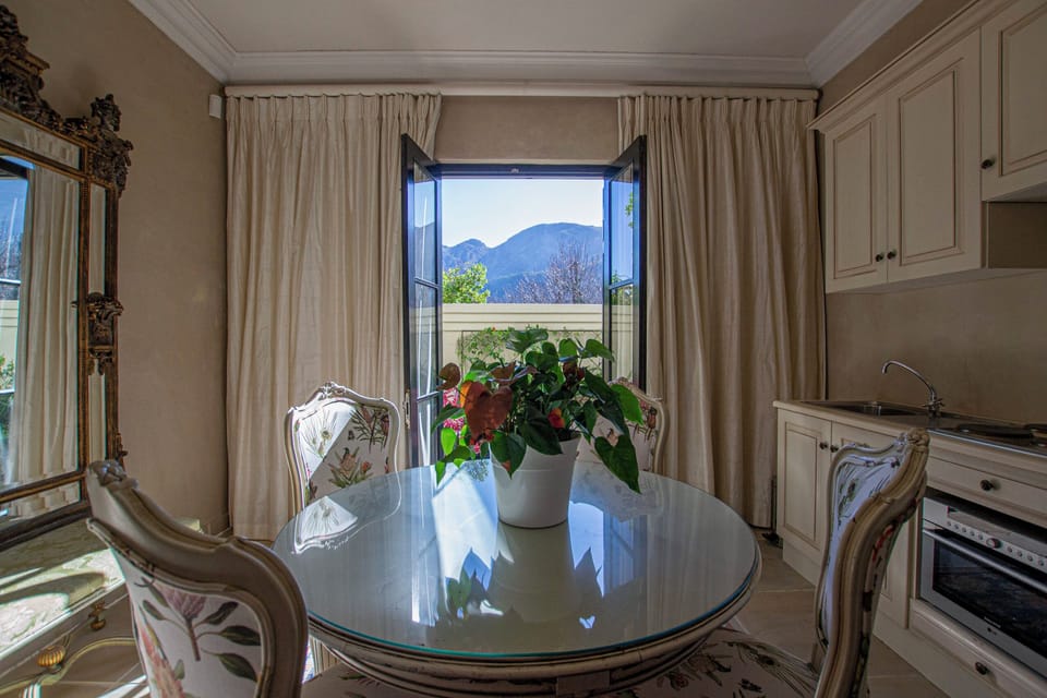 Romena Suite Double deluxe room | In-room dining