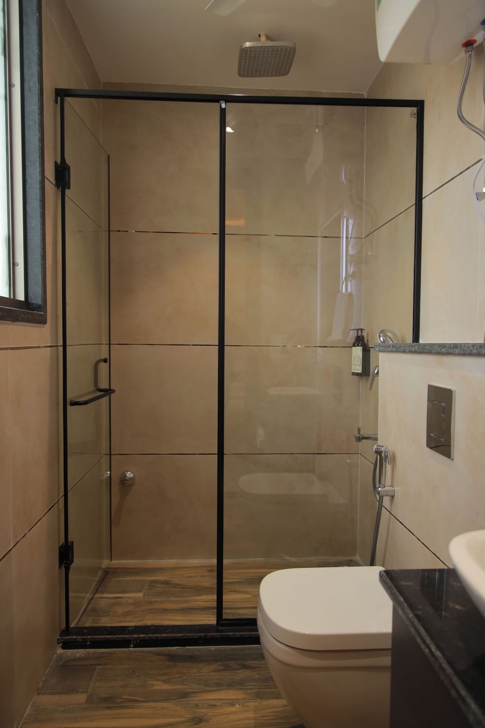 Executive Double Room, Balcony, City View | Bathroom | Shower, rainfall showerhead, designer toiletries, hair dryer