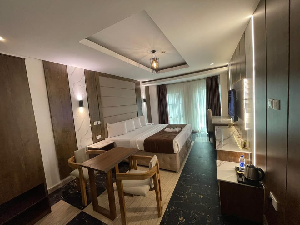 Royal Room | Desk, laptop workspace, free WiFi