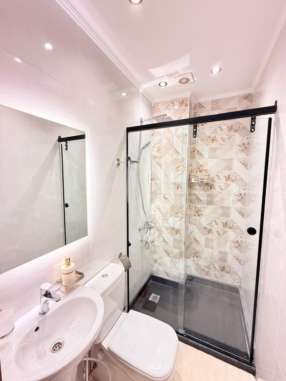 Deluxe Double Room | Bathroom | Separate tub and shower, towels, soap, toilet paper