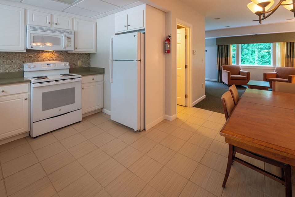 Townhome | Private kitchen | Full-size fridge, microwave, oven, stovetop
