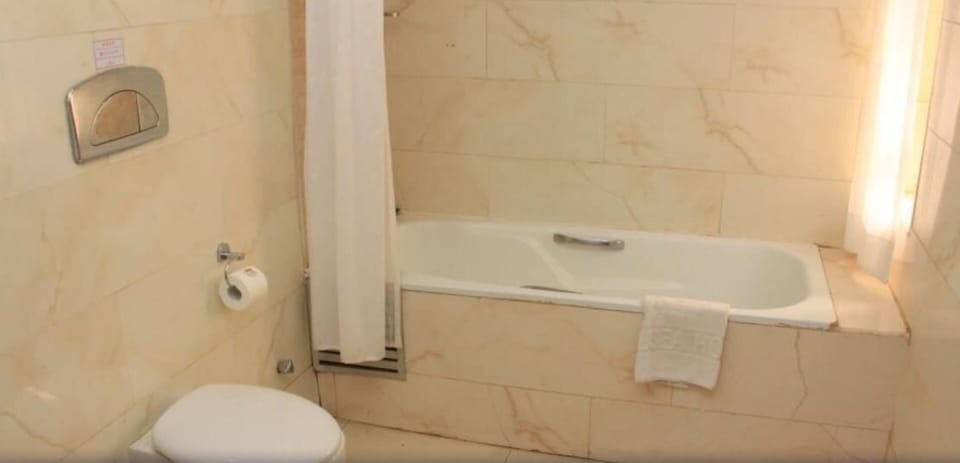Combined shower/tub, spring water tub, free toiletries, hair dryer