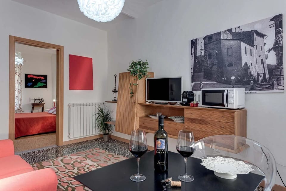 Classic Room | Living area | 32-inch flat-screen TV with digital channels, TV
