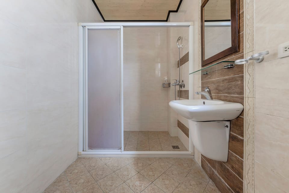 Double room with balcony | Bathroom | Hair dryer, slippers, towels, shampoo