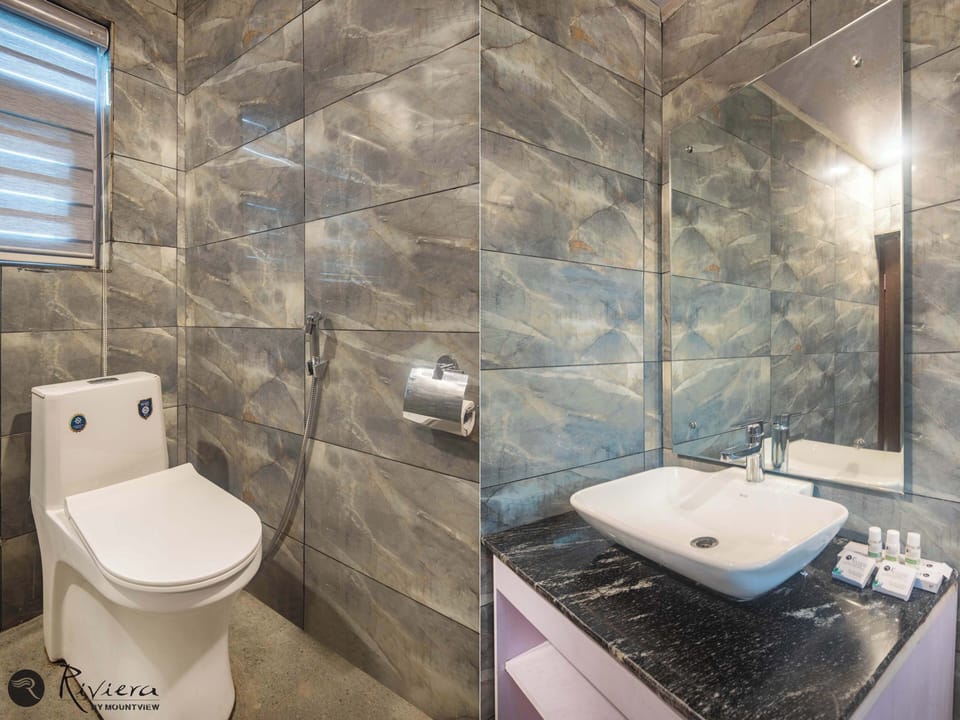 Deluxe Room | Bathroom | Bathrobes, slippers
