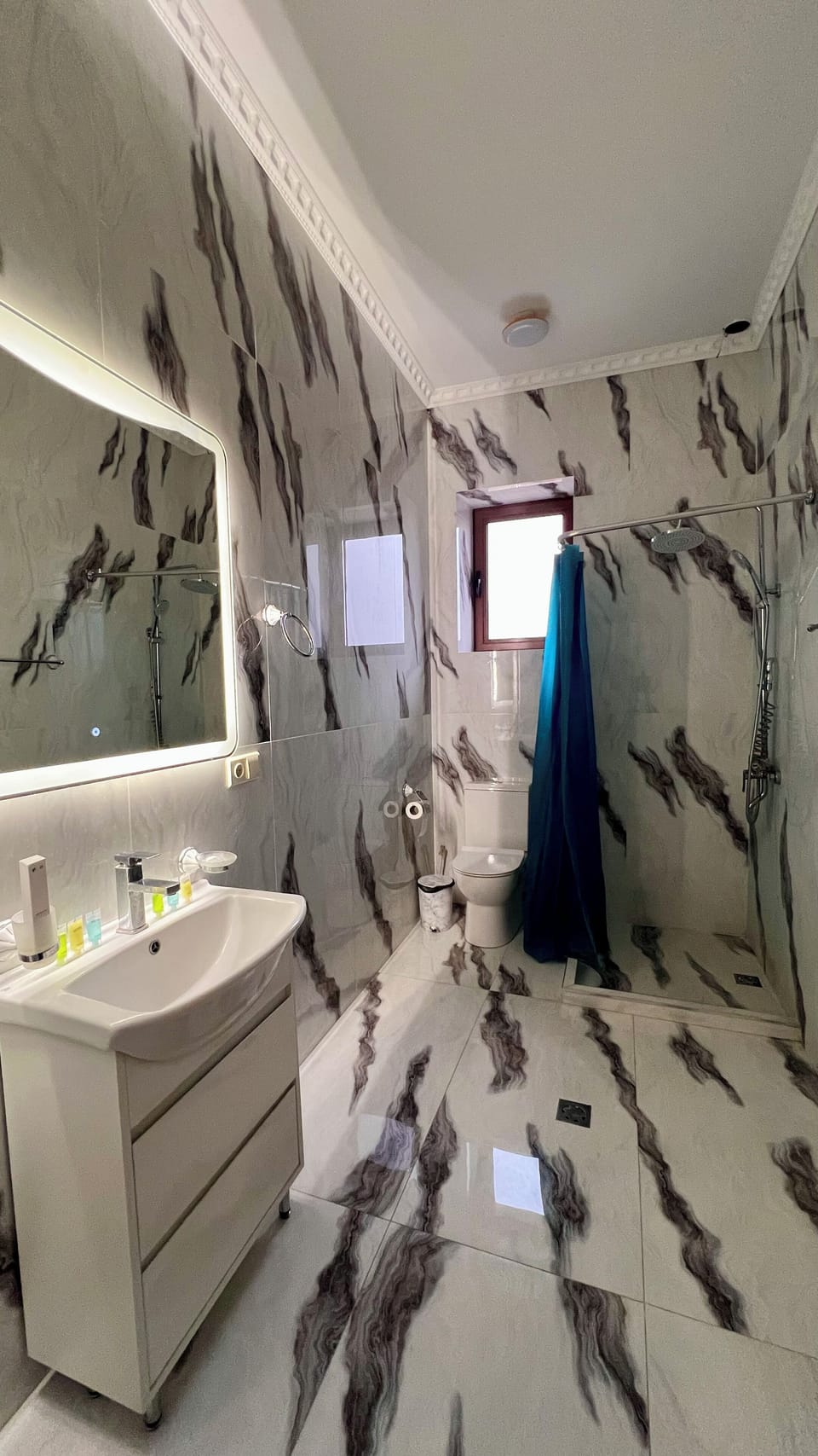 Luxury Double or Twin Room, Mountain View | Bathroom | Eco-friendly toiletries, hair dryer, slippers, bidet