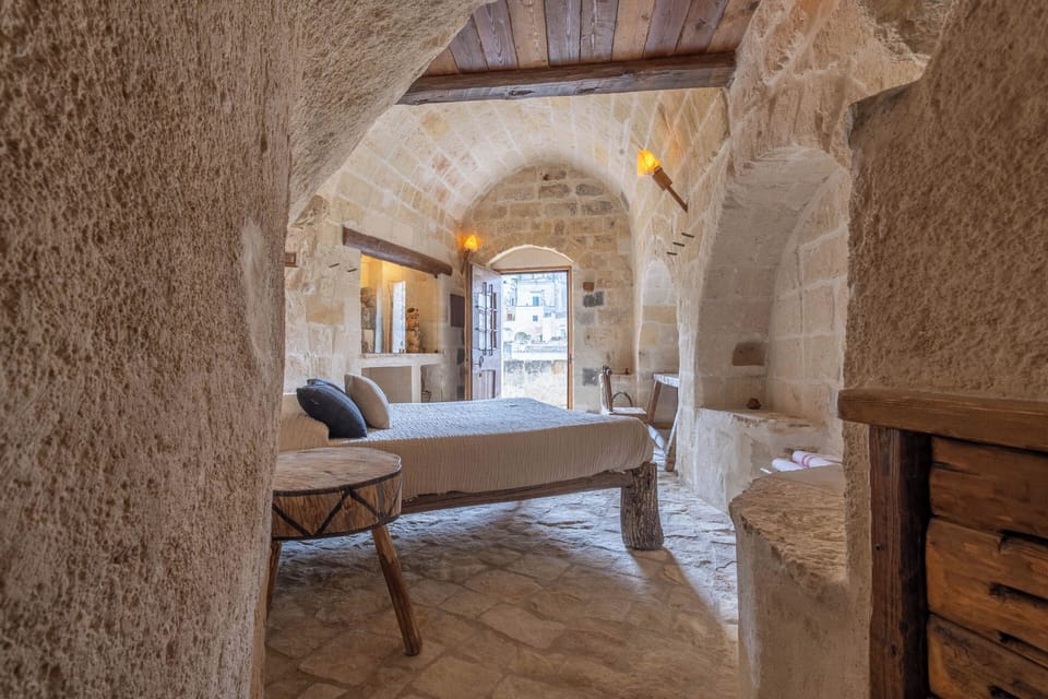 Middle Neolithic Dwelling of Serra D'Alto 3 (Matera) - in a cave with view of the Sassi | Down comforters, individually decorated, individually furnished, desk