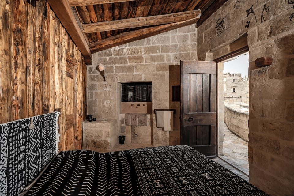 Late Neolithic Dwelling 1 (Porto Badisco) - in a cave with view of the Sassi | Down comforters, individually decorated, individually furnished, desk