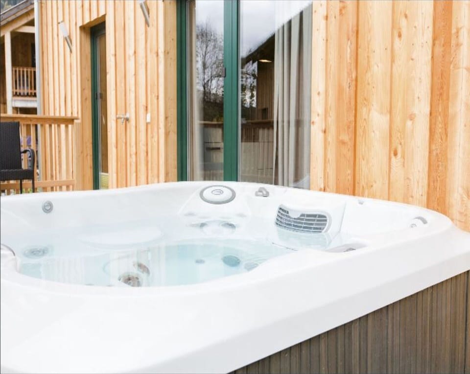 Chalet | Outdoor spa tub