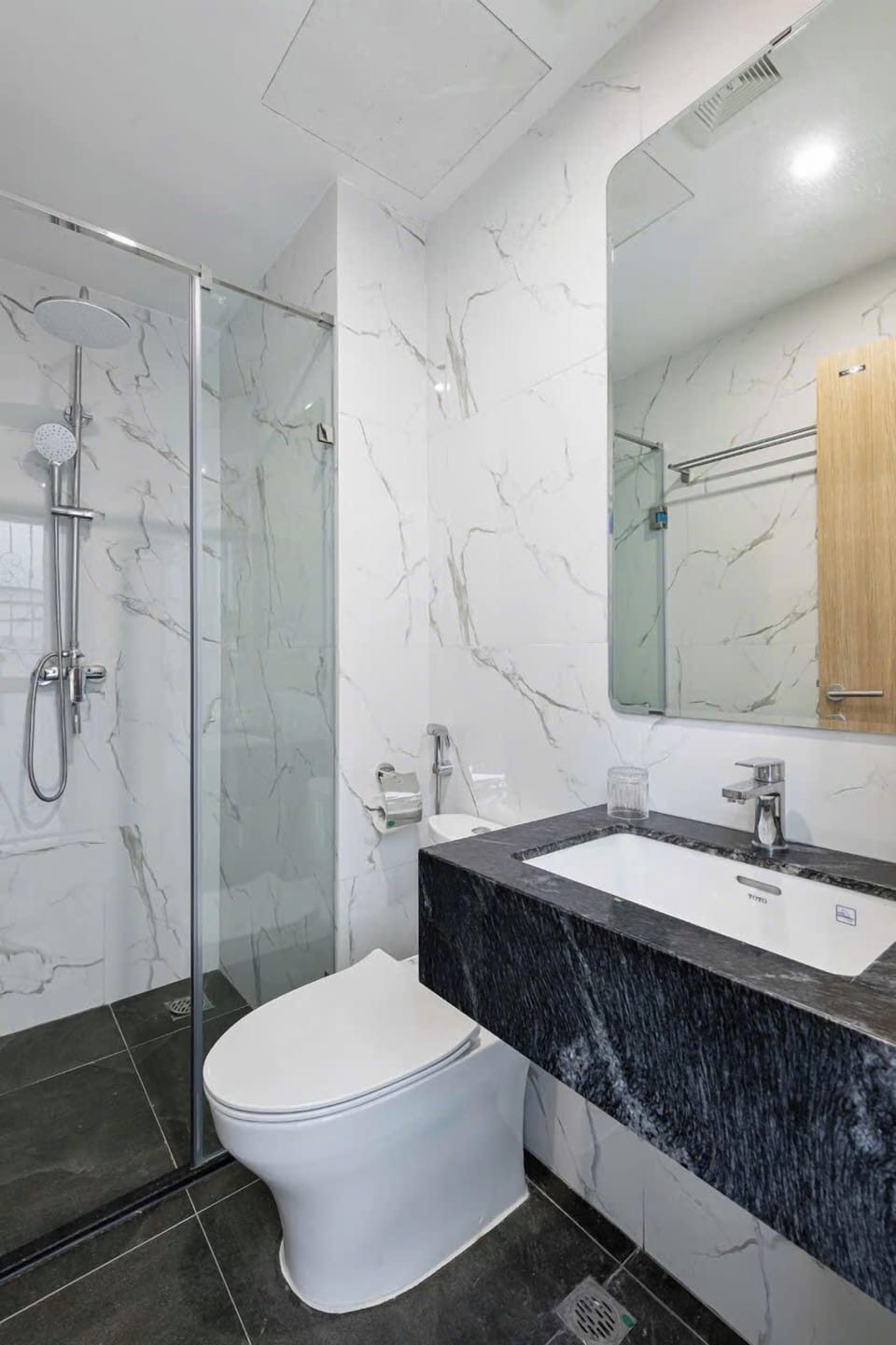 Deluxe Room | Bathroom | Shower, hair dryer, slippers, towels