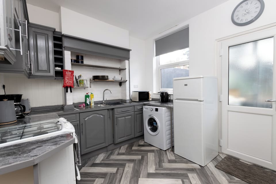 House | Private kitchen | Fridge, microwave, oven, stovetop