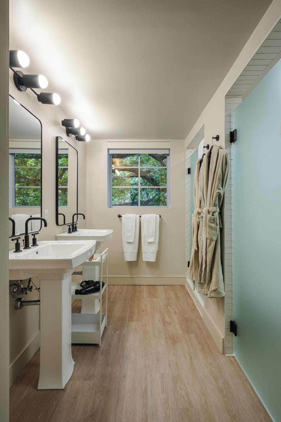 Comfort Suite | Bathroom | Shower, hair dryer, towels, soap