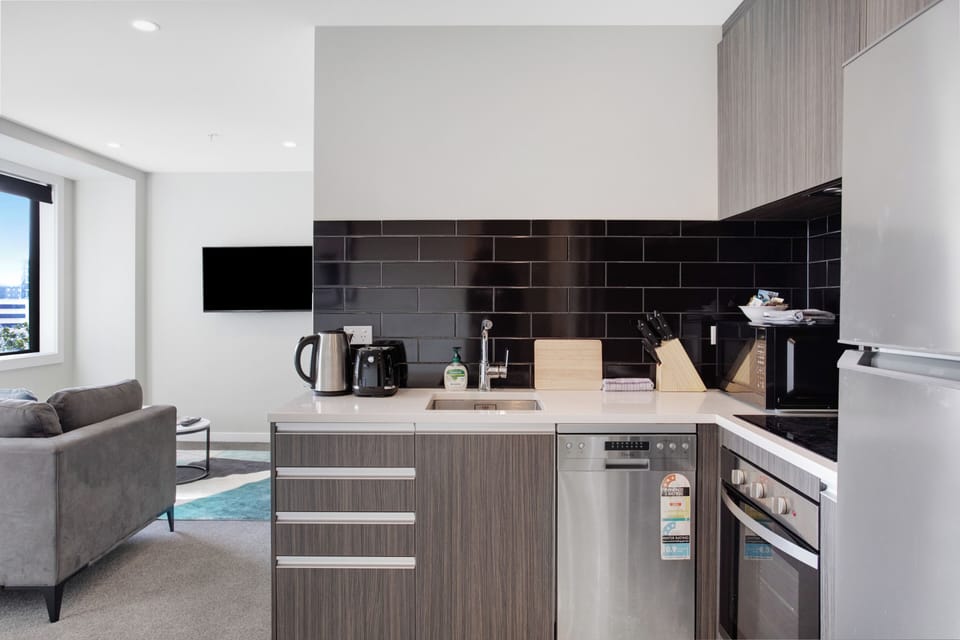 Apartment, City View | Private kitchen | Fridge, microwave, oven, stovetop