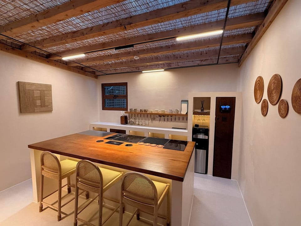 Design House, 1 King Bed, Non Smoking, Kitchenette | Private kitchenette | Mini-fridge, microwave, electric kettle, cookware/dishes/utensils