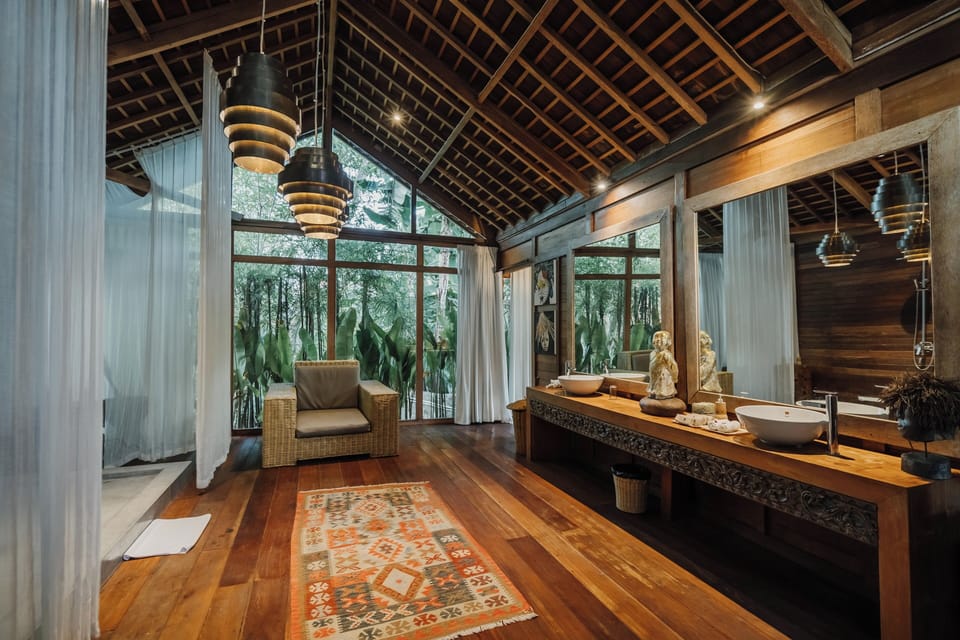 Premier Suite, Pool View | Bathroom | Combined shower/tub, rainfall showerhead, free toiletries, hair dryer