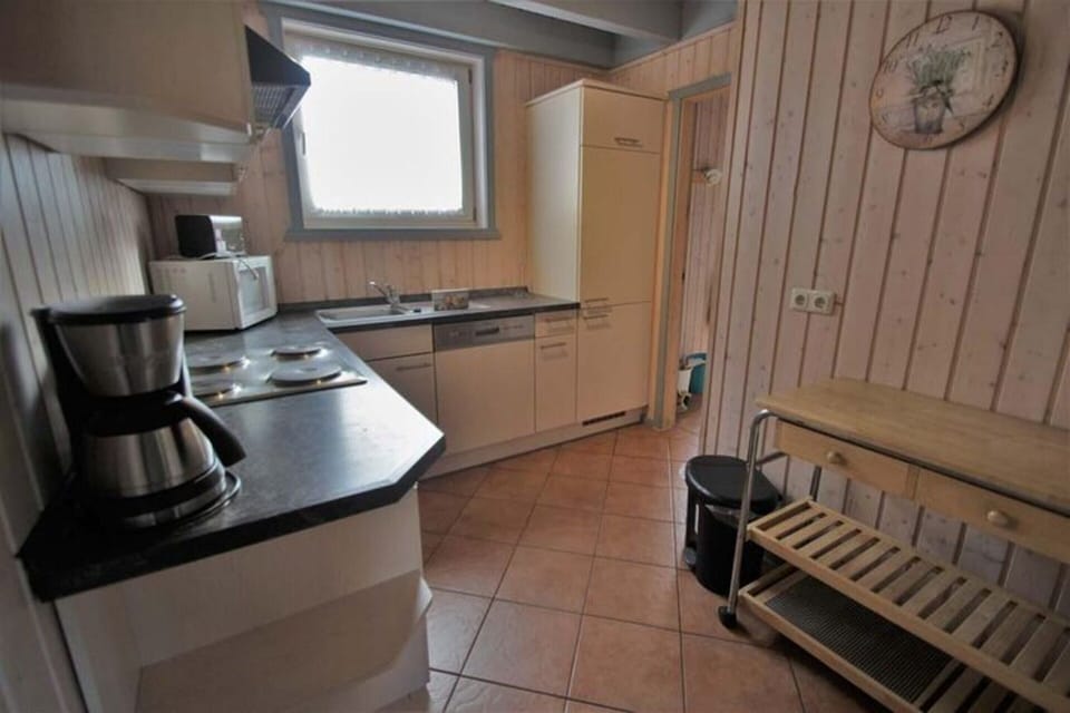 House | Private kitchen | Electric kettle, toaster, highchair