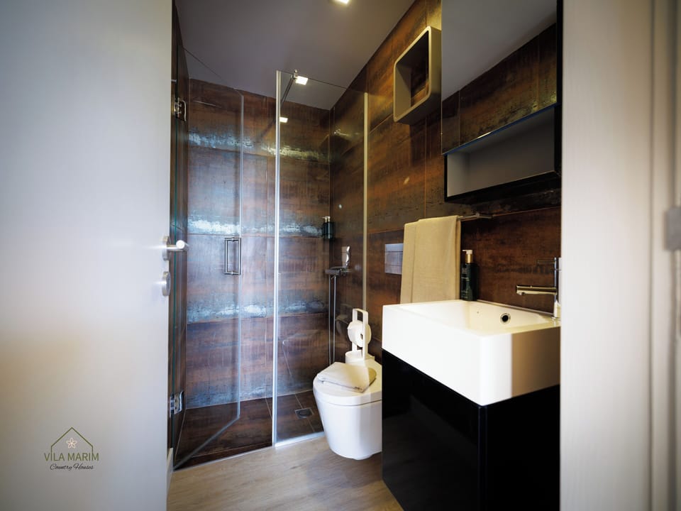 Family Cottage | Bathroom | Hair dryer, towels, soap, shampoo