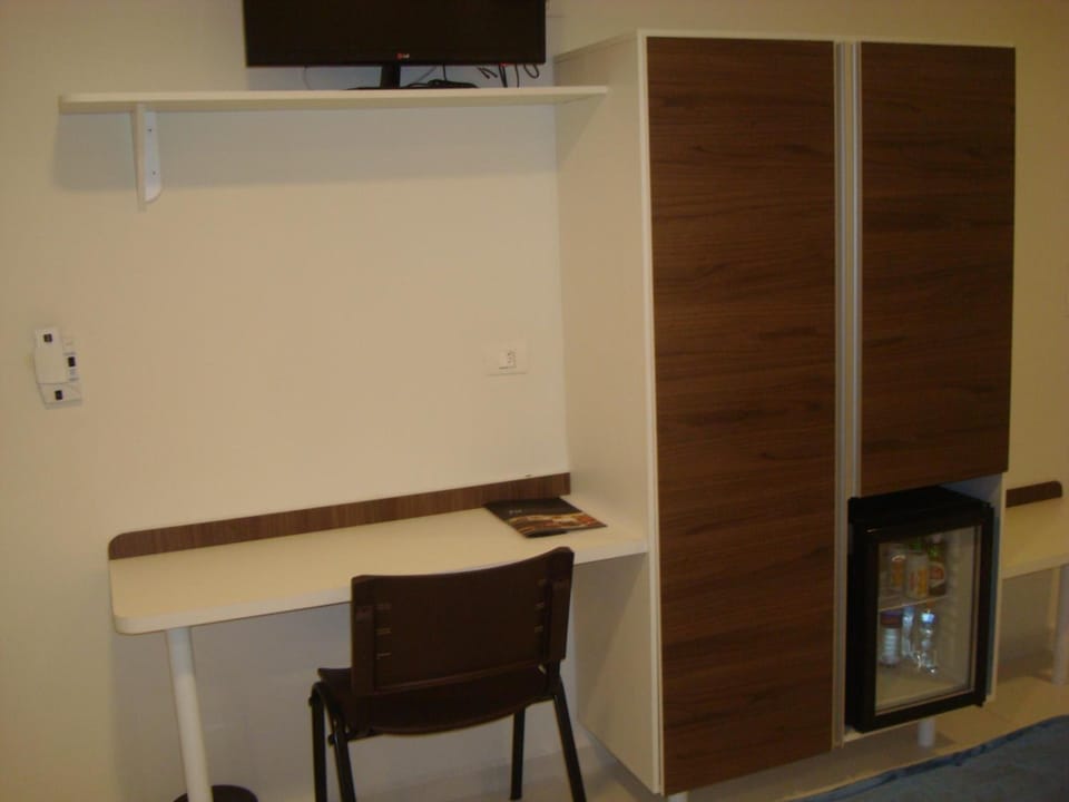 Minibar, in-room safe, desk, WiFi (free)