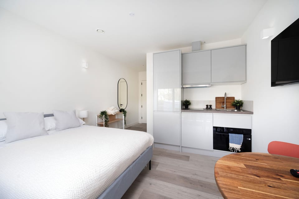 Studio, 1 Double Bed, Non Smoking | Blackout drapes, iron/ironing board, free WiFi