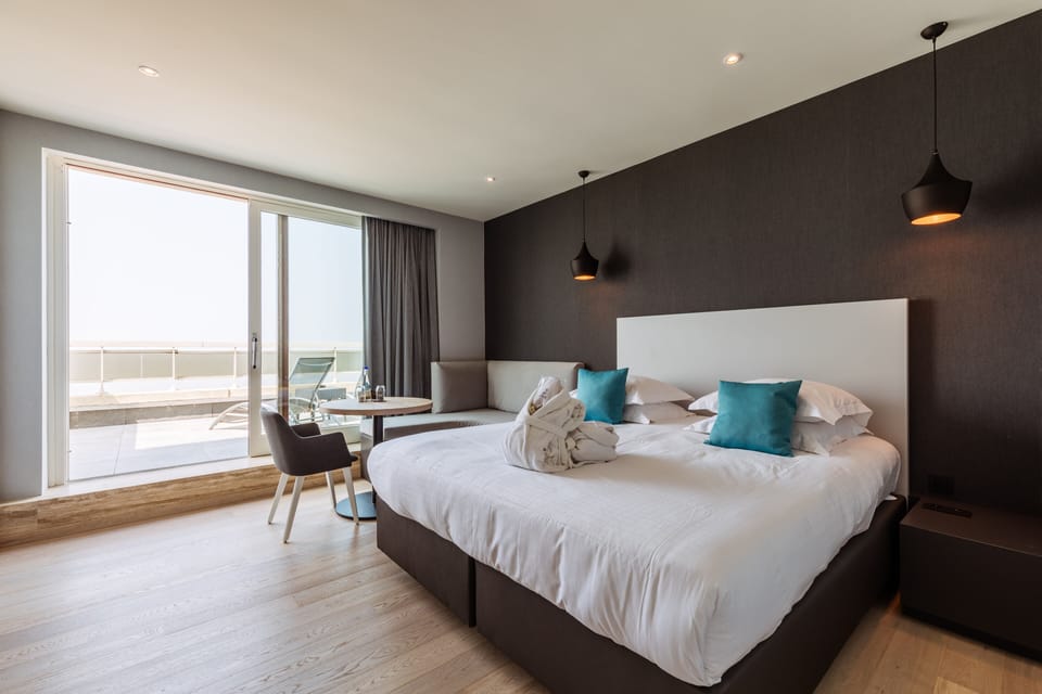 Deluxe Room, Sea View | Minibar, in-room safe, desk, blackout drapes