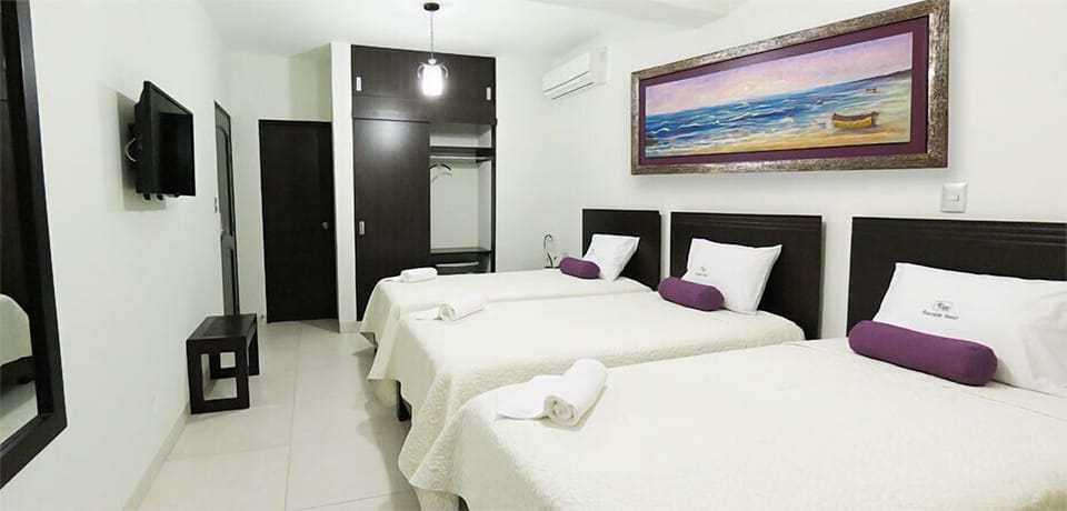 Triple Room | Minibar, desk, WiFi (free), bed sheets