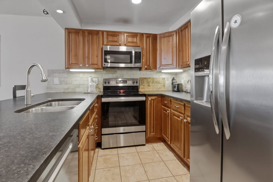 Condo, 2 Bedrooms | Private kitchen | Fridge, oven, coffee/tea maker, toaster