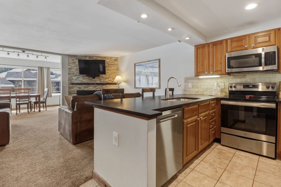 Condo, 2 Bedrooms | Private kitchen | Fridge, oven, coffee/tea maker, toaster
