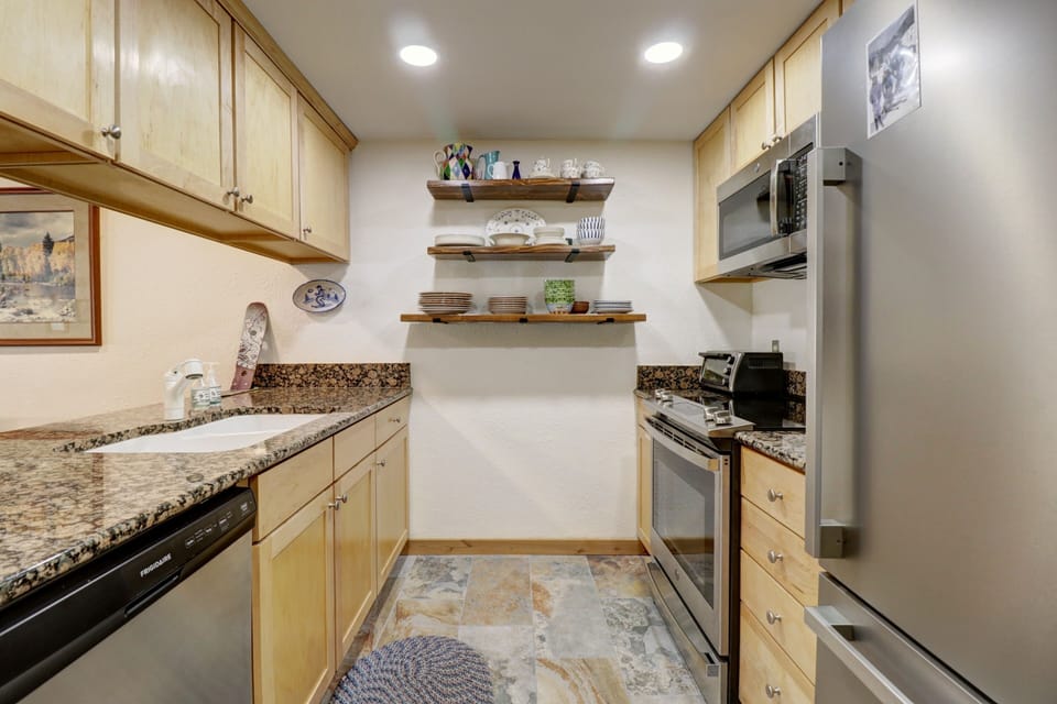 Condo, 2 Bedrooms | Private kitchen | Fridge, oven, coffee/tea maker, toaster