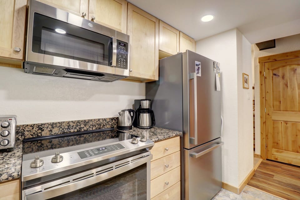 Condo, 2 Bedrooms | Private kitchen | Fridge, oven, coffee/tea maker, toaster