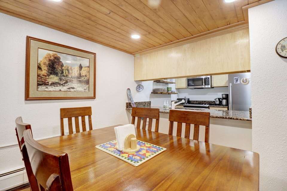 Condo, 2 Bedrooms | Dining