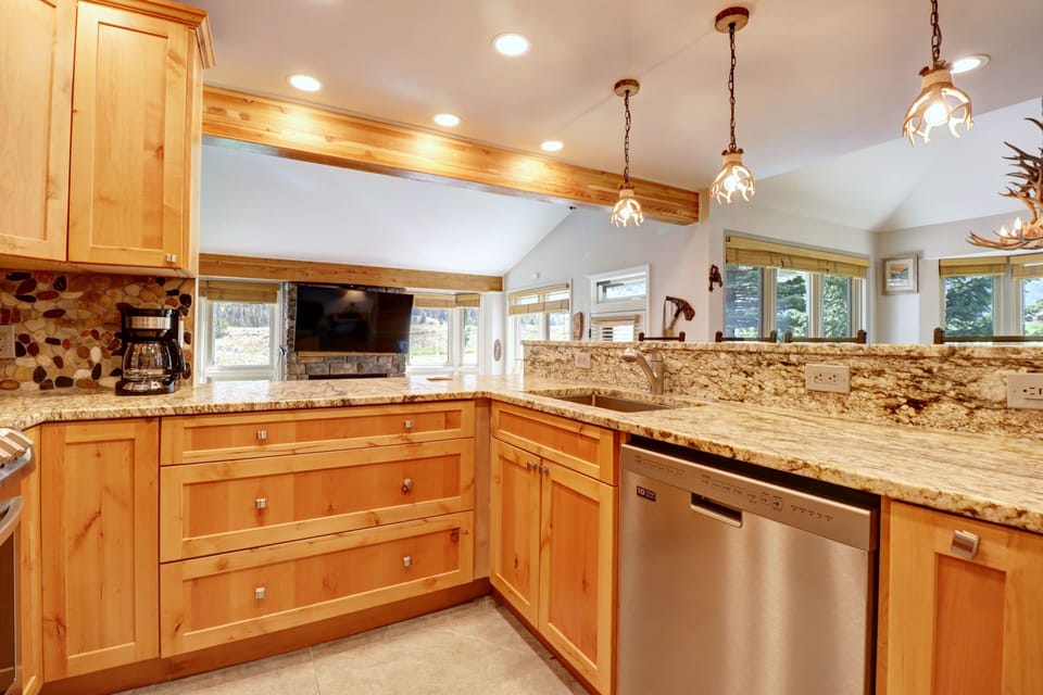 Townhome, 3 Bedrooms | Private kitchen | Fridge, oven, coffee/tea maker, toaster