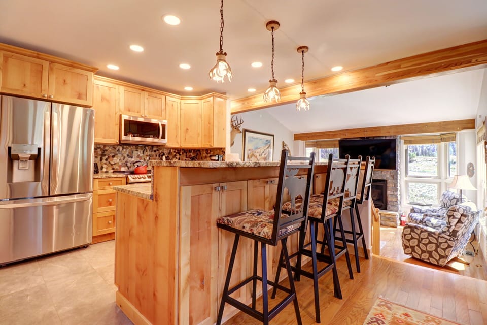 Townhome, 3 Bedrooms | Private kitchen | Fridge, oven, coffee/tea maker, toaster