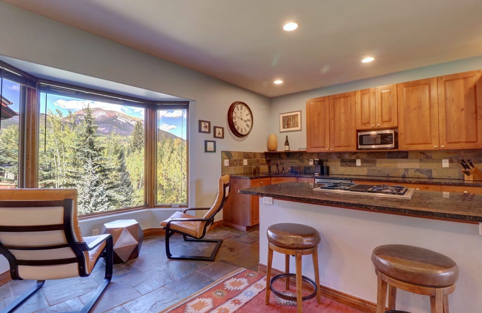 Condo, 3 Bedrooms | Private kitchen | Fridge, oven, coffee/tea maker, toaster
