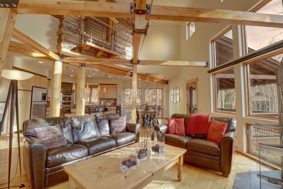 House, 4 Bedrooms | Living area | Smart TV