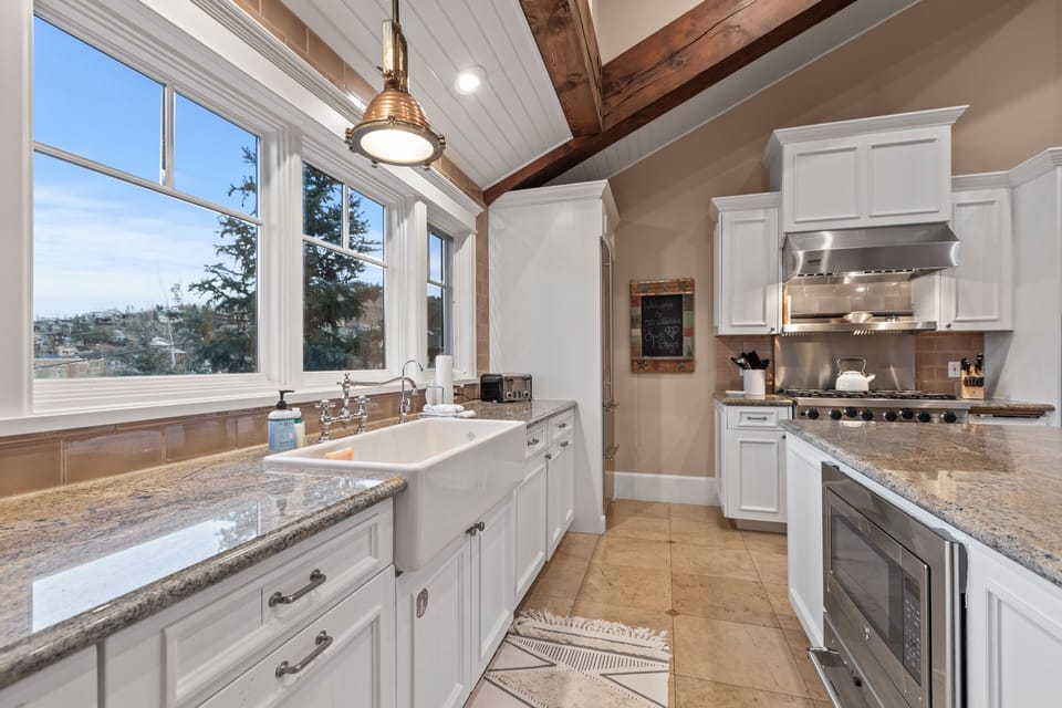 House, 3 Bedrooms | Private kitchen | Fridge, oven, coffee/tea maker, electric kettle