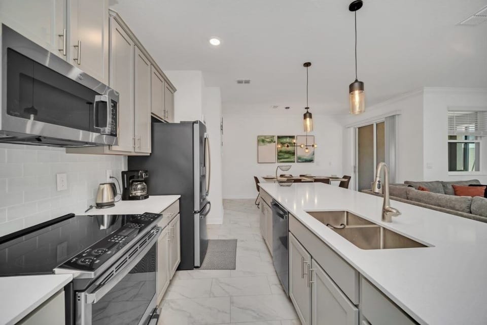 Townhome, 4 Bedrooms | Private kitchen