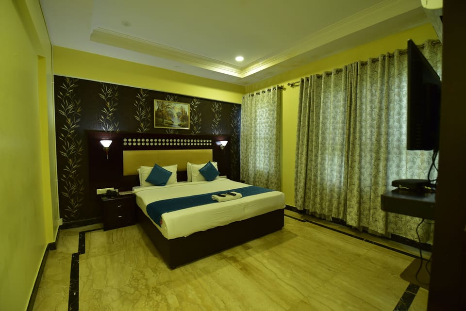 Deluxe Double Room | Laptop workspace, free WiFi