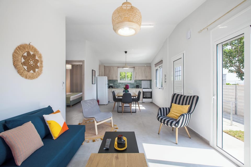 House, Pool View | Living area | 44-inch Smart TV with cable channels