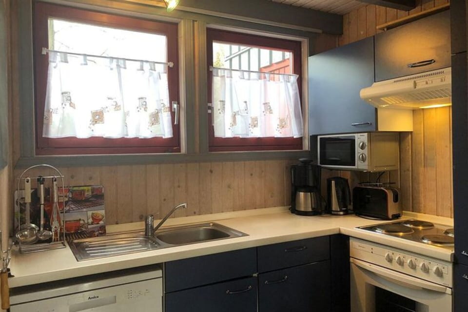 House | Private kitchen | Electric kettle, toaster, highchair