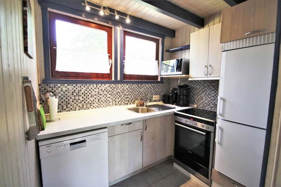 House | Private kitchen | Electric kettle, toaster, highchair